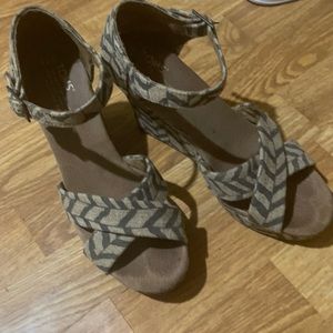 Shoes 7.5 wide toms worn